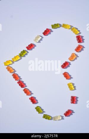 Gelee trägt Süßigkeiten auf einem weißen Hintergrund.Gummibär heart.candy Herz.Gelee kalorienarm süß. Kinder-Dessert.Gelee bunte Bären sortiert.Swee Stockfoto