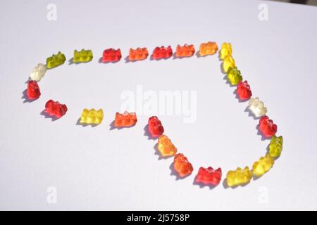 Gelee trägt Süßigkeiten auf einem weißen Hintergrund.Gummibär heart.candy Herz.Gelee kalorienarm süß. Kinder-Dessert.Gelee bunte Bären sortiert.Swee Stockfoto