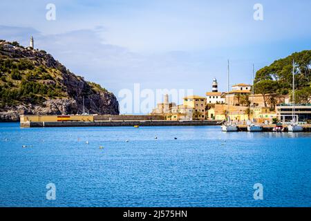 Blick über den Hafen des balearendorfes puerto de soller, ein beliebtes Reiseziel für einen Urlaub auf mallorca, beleuchtet von Sonnenschein Stockfoto