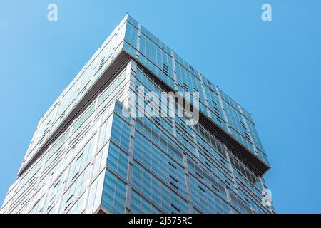 Glasfassaden eines Fensters von finanziellen Wolkenkratzern, eine Ecke eines Gebäudes aus der Nähe Stockfoto