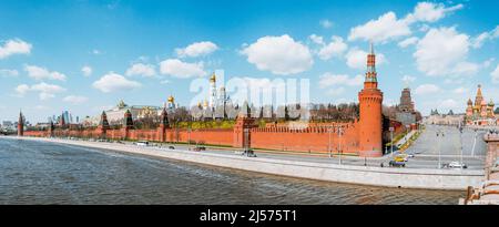 Moskauer Kreml Blick von der Brücke über den Fluss moskau Flusspanorama Stockfoto