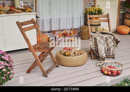Herbst Ernte Terrasse Hintergrund. Halloween. Land. Kürbisse und Blumen. Ferienhaus. Erntedankfest Stockfoto