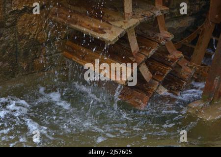 Der Teil der Mühlrad dreht sich unter einem Strom von Wasser, das Open Air Museum. Die hölzernen Trog bringt das Wasser auf die Mühle Rad. Stockfoto