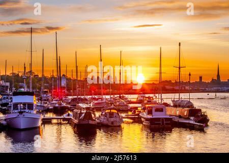 Preston Riverside Marina dockland at dawn, Lancashire.  UK Weather; 21 April 2022. Dry & bright sunny start to the day with moderate easterly winds. A chilly start to the day, but any pockets of mist soon clearing to give another fine day with plenty of sunshine. Feeling pleasantly warm by this afternoon, but a slightly breezier day than yesterday. Maximum temperature 18 °C.  Navigation Way, Riversway Docklands Preston. Credit: MediaWorldImages/AlamyLiveNews Stockfoto