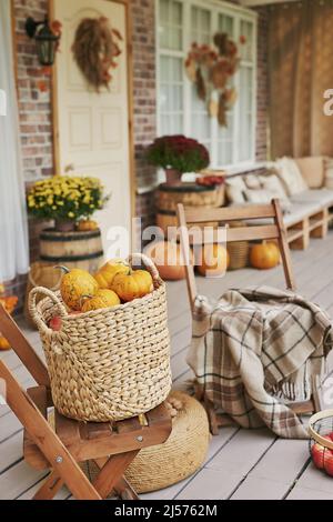 Herbst Ernte Terrasse Hintergrund. Halloween. Land. Kürbisse und Blumen. Ferienhaus. Erntedankfest Stockfoto