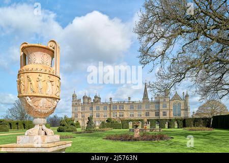 Römisch-griechischer Topf im Südgarten des Burleigh House, einem elisabethanischen Herrenhaus der Familie Cecil in Stamford, England. Stockfoto