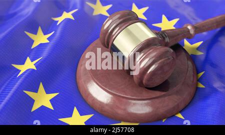 Der Gavel des Richters liegt auf der EU-Flagge Stockfoto