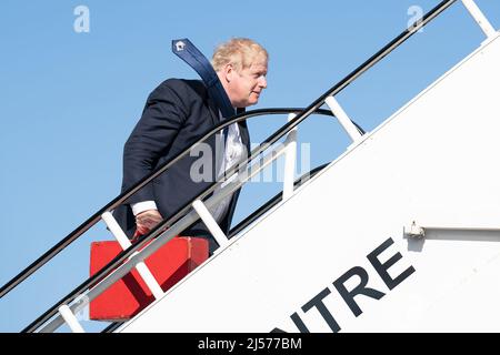 Premierminister Boris Johnson besteigen ein Flugzeug am Flughafen Stansted, als er zu einem Besuch in Indien abreist. Bilddatum: Mittwoch, 20. April 2022. Stockfoto