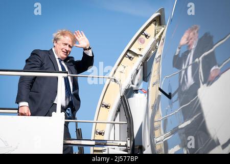 Premierminister Boris Johnson besteigen ein Flugzeug am Flughafen Stansted, als er zu einem Besuch in Indien abreist. Bilddatum: Mittwoch, 20. April 2022. Stockfoto