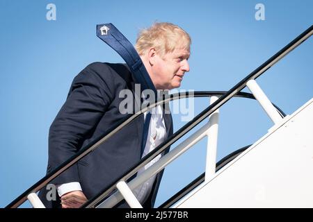 Premierminister Boris Johnson besteigen ein Flugzeug am Flughafen Stansted, als er zu einem Besuch in Indien abreist. Bilddatum: Mittwoch, 20. April 2022. Stockfoto