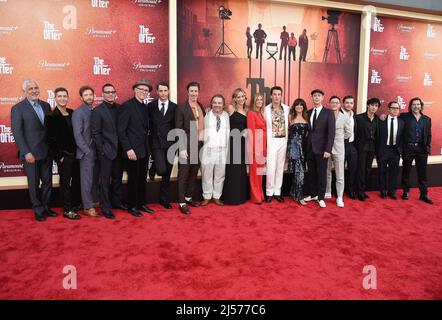 Los Angeles, USA. 20. April 2022. Adam Arkin, Zack Schor, Justin Chambers, Eric Balfour, Matthew Goode, Patrick Gallo, Nora Arnezeder, Nicole Clemens (Präsidentin, Paramount Television und Paramount , Original Drehbuch bei ViacomCBS) Miles Teller, Nikki Toscano, Colin Hanks, Burn Gorman, Michael Gandolfini, Anthony Ippolito und Giovanni Ribisi beim Spaziergang auf dem roten Teppich bei der Los Angeles Premiere von Staffel 1 der Paramount Serie 'The Offer' am 20. April 2022 in den Paramount Picturs Studios in Los Angeles, CA. (Foto von Scott Kirkland/Sipa USA) Quelle: SIPA USA/Alamy Live News Stockfoto