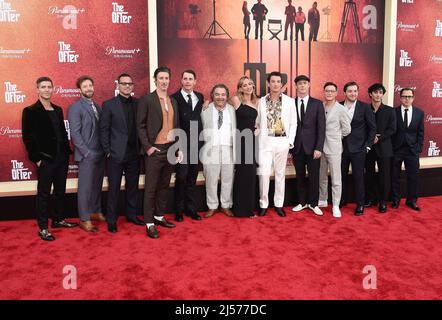 Los Angeles, USA. 20. April 2022. Zack Schor, Justin Chambers, Eric Balfour, Matthew Goode, Patrick Gallo, Nora Arnezeder, Miles Teller, Colin Hanks, Burn Gorman, Michael Gandolfini, Anthony Ippolito und Giovanni Ribisi beim Spaziergang auf dem roten Teppich bei der Los Angeles Premiere von Staffel 1 der Paramount Serie 'The Offer' am 20. April 2022 in den Paramount Picturs Studios in Los Angeles, CA. (Foto von Scott Kirkland/Sipa USA) Quelle: SIPA USA/Alamy Live News Stockfoto