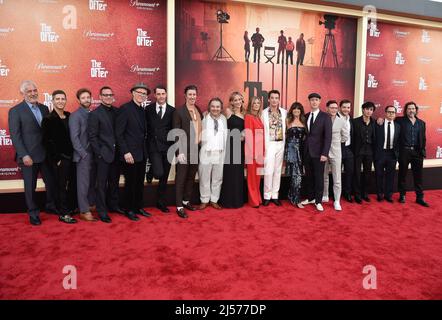 Los Angeles, USA. 20. April 2022. Adam Arkin, Zack Schor, Justin Chambers, Eric Balfour, Matthew Goode, Patrick Gallo, Nora Arnezeder, Nicole Clemens (Präsidentin, Paramount Television und Paramount , Original Drehbuch bei ViacomCBS) Miles Teller, Nikki Toscano, Colin Hanks, Burn Gorman, Michael Gandolfini, Anthony Ippolito und Giovanni Ribisi beim Spaziergang auf dem roten Teppich bei der Los Angeles Premiere von Staffel 1 der Paramount Serie 'The Offer' am 20. April 2022 in den Paramount Picturs Studios in Los Angeles, CA. (Foto von Scott Kirkland/Sipa USA) Quelle: SIPA USA/Alamy Live News Stockfoto