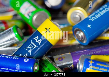 Nahaufnahme einer Batterie im Batterieabfall Stockfoto