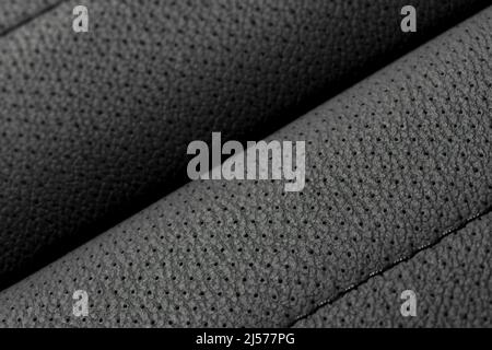 Schwarzer Ledersitz mit Perforation im Auto Stockfoto