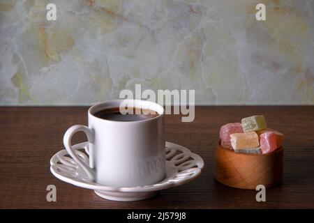 Traditionelles türkisches Vergnügen und türkischer Kaffee auf einem Holzhintergrund Stockfoto