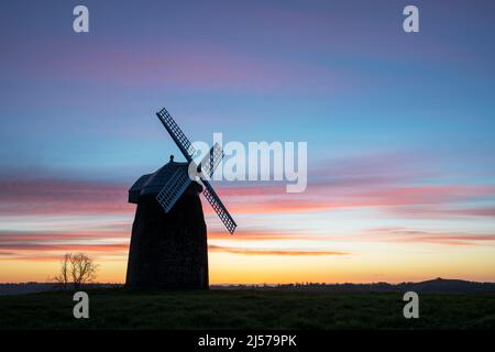 Tysoe Windmühle auf Windmill Hill bei Sonnenaufgang im Frühjahr. Upper Tysoe, Warwickshire, England Stockfoto