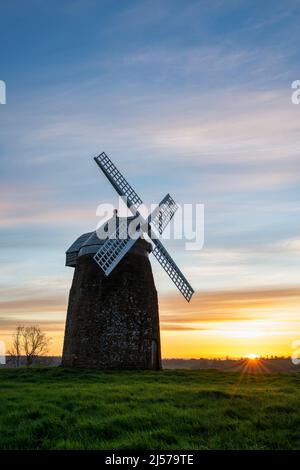 Tysoe Windmühle auf Windmill Hill bei Sonnenaufgang im Frühjahr. Upper Tysoe, Warwickshire, England Stockfoto