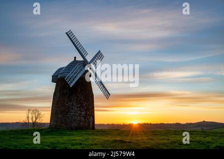 Tysoe Windmühle auf Windmill Hill bei Sonnenaufgang im Frühjahr. Upper Tysoe, Warwickshire, England Stockfoto