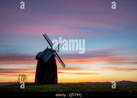 Tysoe Windmühle auf Windmill Hill bei Sonnenaufgang im Frühjahr. Upper Tysoe, Warwickshire, England Stockfoto