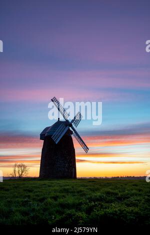 Tysoe Windmühle auf Windmill Hill bei Sonnenaufgang im Frühjahr. Upper Tysoe, Warwickshire, England Stockfoto