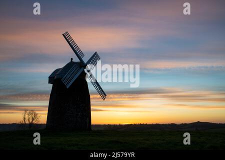 Tysoe Windmühle auf Windmill Hill bei Sonnenaufgang im Frühjahr. Upper Tysoe, Warwickshire, England Stockfoto