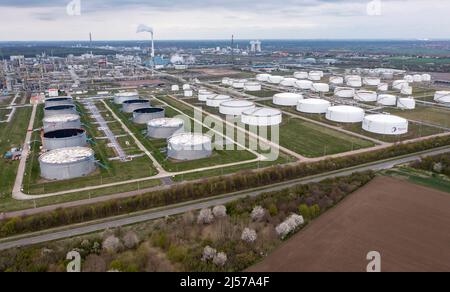 20. April 2022, Sachsen-Anhalt, Leuna: Hinter Einem Tanklager Steigen ...