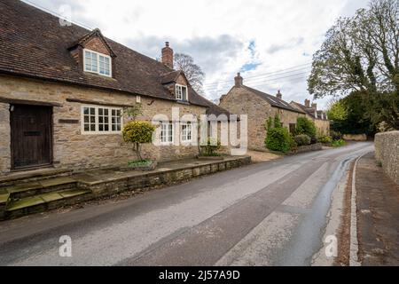 Beckley Village in Oxfordshire mit attraktiven honigfarbenen Cottages, England, Großbritannien. Beckley ist eine der alten sieben Städte von Otmoor. Stockfoto