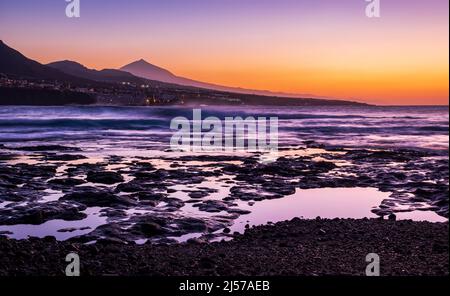 Sonnenuntergang über dem teide und Teneriffa von der nördlichen Küstenstadt Punta Del Hildago Stockfoto