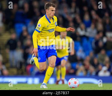 Solly March #20 von Brighton & Hove Albion läuft mit dem Ball Stockfoto