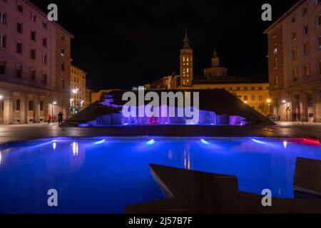 Spanischer Brunnen Fuente de la Hispanidad in der Innenstadt von Zaragoza, Abendbeleuchtung, Spanien Stockfoto