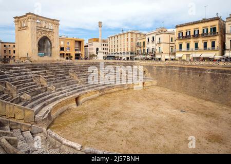 Das römische Theater von Lecce befindet sich auf dem Platz Sant'Oronzo (piazza) der Altstadt. Apulien, Italien. Stockfoto