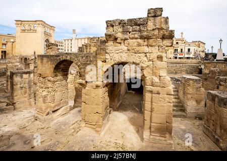 Das römische Theater von Lecce befindet sich auf dem Platz Sant'Oronzo (piazza) der Altstadt. Apulien, Italien. Stockfoto