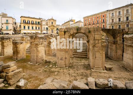 Das römische Theater von Lecce befindet sich auf dem Platz Sant'Oronzo (piazza) der Altstadt. Apulien, Italien. Stockfoto