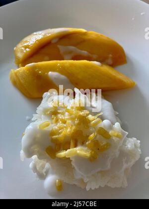 Bangkok, Thailand. 20. April 2022. Mango Sticky Reis, eine beliebte Delikatesse weltweit. Die thailändische Regierung möchte vielleicht das beliebte Dessert für die UNESCO-Welterbeliste vorschlagen. (To dpa 'Thai Rapper löst Hype aus: 'Mango Sticky Reis' als Welterbe?') Quelle: Carola Frentzen/dpa/Alamy Live News Stockfoto