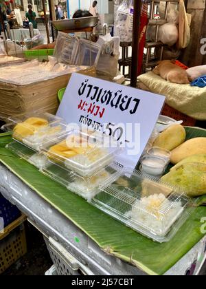 Bangkok, Thailand. 20. April 2022. Mango Sticky Reis an einem Straßenstand im Viertel Silom. Die thailändische Regierung möchte vielleicht das beliebte Dessert für die UNESCO-Welterbeliste vorschlagen. (To dpa 'Thai Rapper löst Hype aus: 'Mango Sticky Reis' als Welterbe?') Quelle: Carola Frentzen/dpa/Alamy Live News Stockfoto