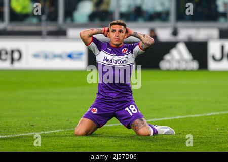 TURIN, ITALIEN - 20. APRIL 2022. Lucas Torreira von ACF Fiorentina beim Halbfinale 2. Leg zwischen Juventus FC und ACF Fiorentina im Allianz Stadium am 20. April 2022 in Turin, Italien. Juventus gewann 2-0 gegen Fiorentina. Kredit: Massimiliano Ferraro/Medialys Images/Alamy Live Nachrichten Stockfoto