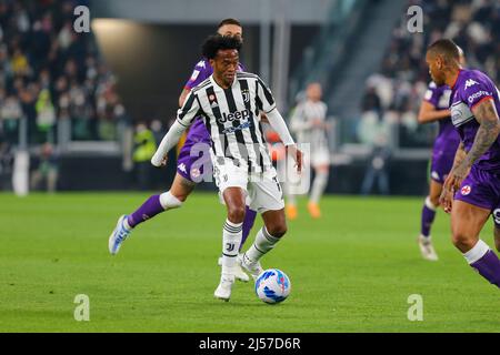 TURIN, ITALIEN - 20. APRIL 2022. Juan Cuadrado vom FC Juventus beim Halbfinale 2. Leg von Coppa Italia zwischen dem FC Juventus und ACF Fiorentina am 20. April 2022 im Allianz Stadium in Turin, Italien. Juventus gewann 2-0 gegen Fiorentina. Kredit: Massimiliano Ferraro/Medialys Images/Alamy Live Nachrichten Stockfoto