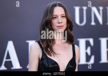 HOLLYWOOD, LOS ANGELES, KALIFORNIEN, USA - 20. APRIL: Die schottische Schauspielerin Chloe Pirrie kommt zur Los Angeles Premiere von FX's 'Under the Banner of Heaven', die am 20. April 2022 im Hollywood Athletic Club in Hollywood, Los Angeles, Kalifornien, USA, stattfand. (Foto von Xavier Collin/Image Press Agency) Stockfoto