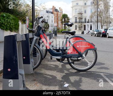 London, Greater London, England, April 09 2022: Santander Cycles aka Boris Bikes and Bike Station in Notting Hill. Teil des Leihfahrrads. Stockfoto