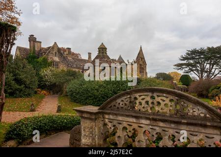 Spätherbst in Nymans: Das teilweise zerstörte Haus und der Taubenschlag vom Eingang zum ummauerten Garten. West Sussex, Großbritannien Stockfoto