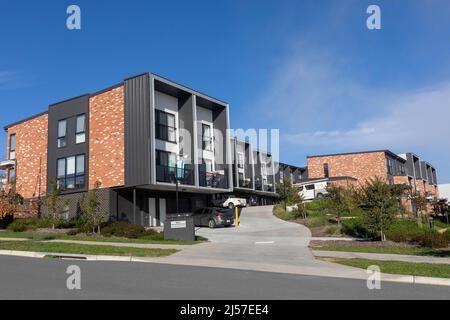 Denman Prospect ein neuer Vorort in der Nähe von Canberra, der Häuser und Stadthäuser in diesem neuen Bauprojekt, Canberra, ACT, Australien, fertigstellte Stockfoto