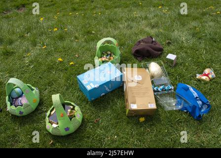 Ergebnisse einer Ostereierjagd in einem britischen Garten im Frühjahr Stockfoto