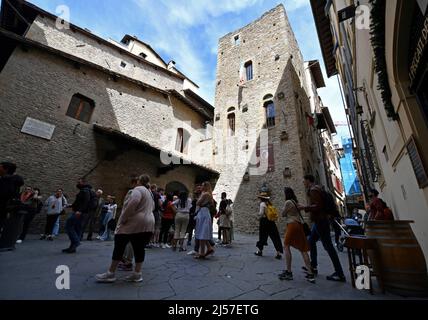 Florenz, Italien. 14. April 2022. Touristen stehen vor Dantes Haus Museum in Florenz, Italien, 14. April 2022. Dante, ein Dichter, ein renommierter Gelehrter und Philosoph, wurde 1265 in Florenz geboren. Er ist vor allem als Autor der Göttlichen Komödie bekannt, einem epischen Gedicht, das in drei Bücher von gleicher Länge unterteilt ist und von Kritikern und Historikern als das herausragende Werk in italienischer Sprache angesehen wird. Quelle: Jin Mamengni/Xinhua/Alamy Live News Stockfoto