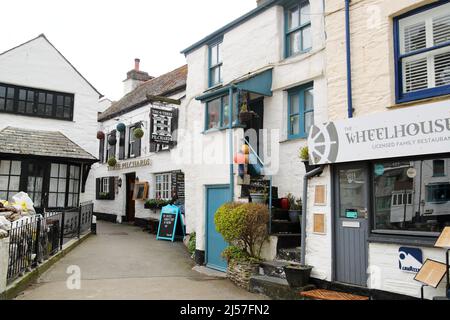 Quay Road mit den drei Sardinen und den Wheelhouse Restaurants im Fischerdorf Polperro, Cornwall, Großbritannien Stockfoto