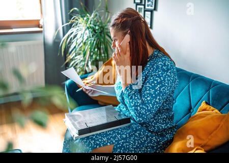 Porträt einer attraktiven erfolgreichen Geschäftsfrau, die am Schreibtisch des Heims mit dem Laptop arbeitet. Freiberuflich Stockfoto