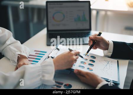 Unternehmensberater, der Finanzzahlen analysiert, die den Fortschritt in der Arbeit des Unternehmens, des Geschäfts- und des Investitionskonzepts kennzeichnen. Stockfoto