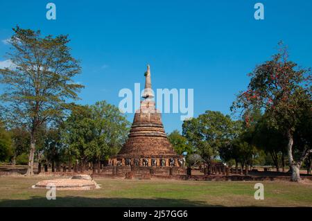 Thailand: Wat Chang Lom, Sukhothai Historical Park, Old Sukhothai. Sukhothai, was wörtlich „Morgenröte des Glücks“ bedeutet, war die Hauptstadt des Königreichs Sukhothai und wurde 1238 gegründet. Es war die Hauptstadt des thailändischen Reiches für etwa 140 Jahre. Stockfoto