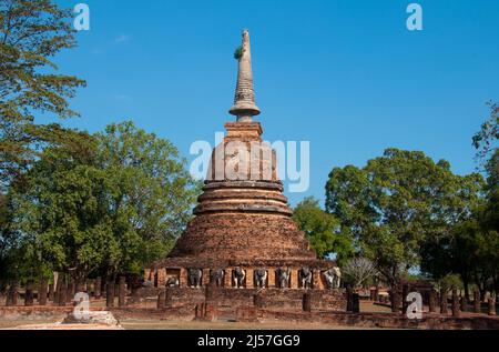 Thailand: Wat Chang Lom, Sukhothai Historical Park, Old Sukhothai. Sukhothai, was wörtlich „Morgenröte des Glücks“ bedeutet, war die Hauptstadt des Königreichs Sukhothai und wurde 1238 gegründet. Es war die Hauptstadt des thailändischen Reiches für etwa 140 Jahre. Stockfoto