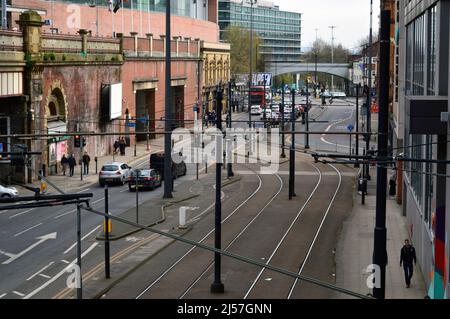 MANCHESTER. GREATER MANCHESTER. ENGLAND. 04-10-22. London Road von Manchester Piccadilly. Die Metrolink überquert die Straße, um die Straßenbahnhaltestelle des Bahnhofs zu erreichen Stockfoto